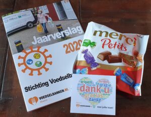 Jaarverslag, zakje Merci, bedankkaartje