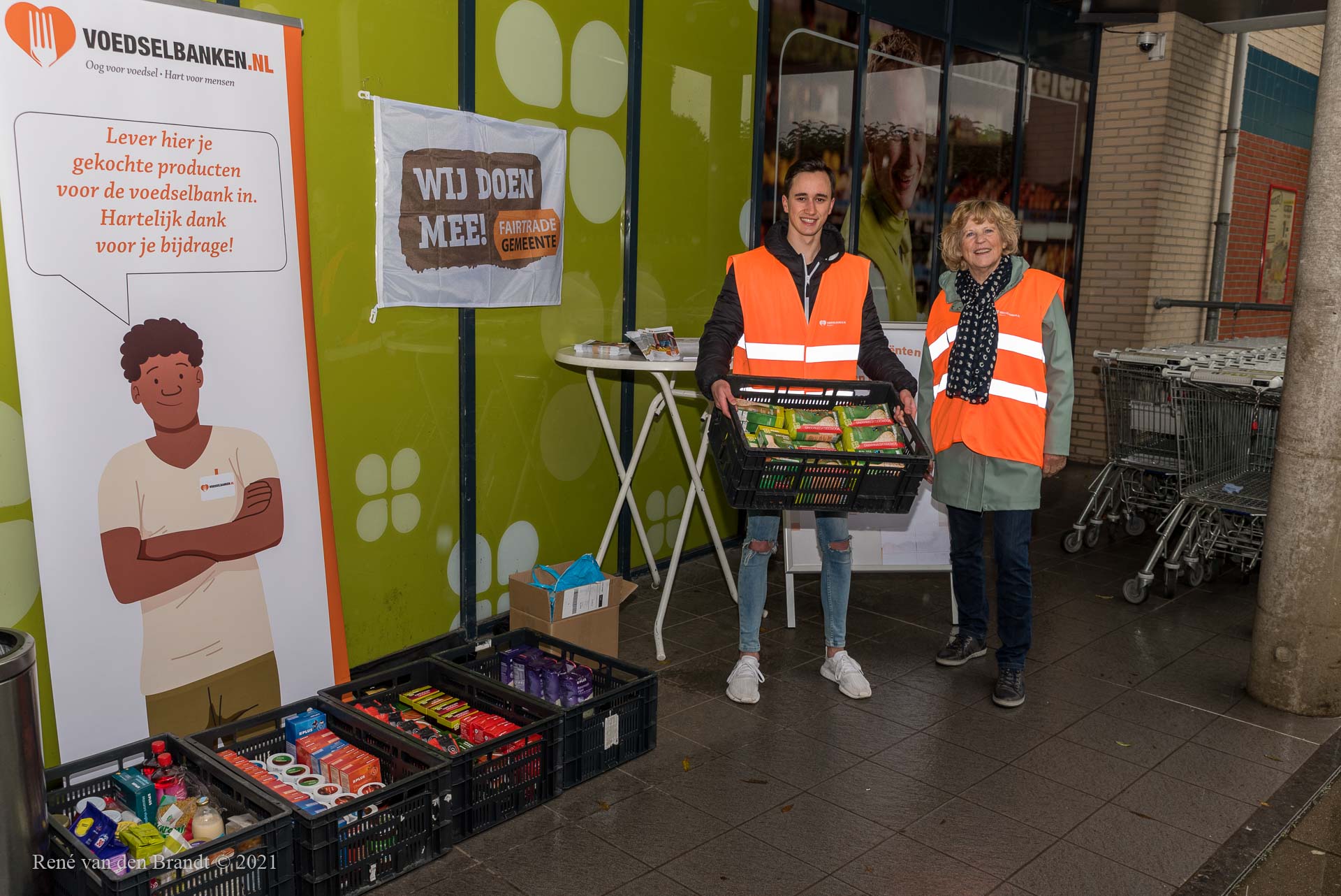 Vrijwilligers bij de kratten met fairtrade producten